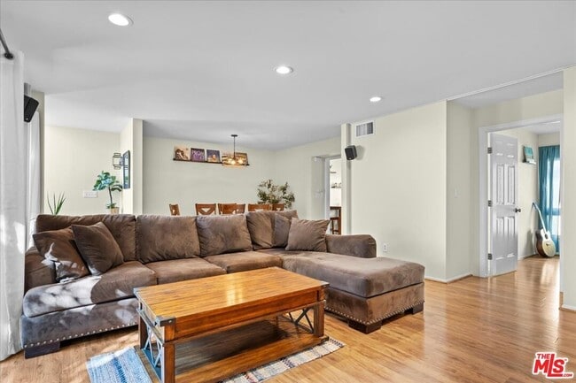 Foto del edificio - 5267 Coldwater Canyon Ave