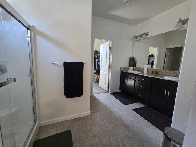 Foto del edificio - 3 BR 2 BA available soon