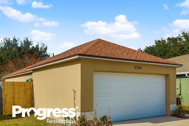Building Photo - 5704 English Oak Dr S