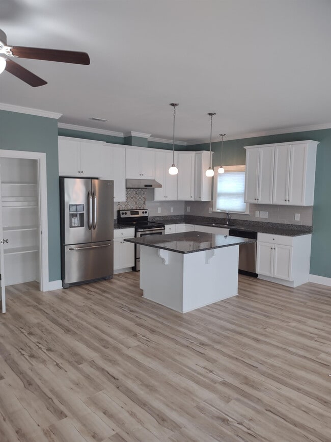 Building Photo - 703 Cherry Tree Dr
