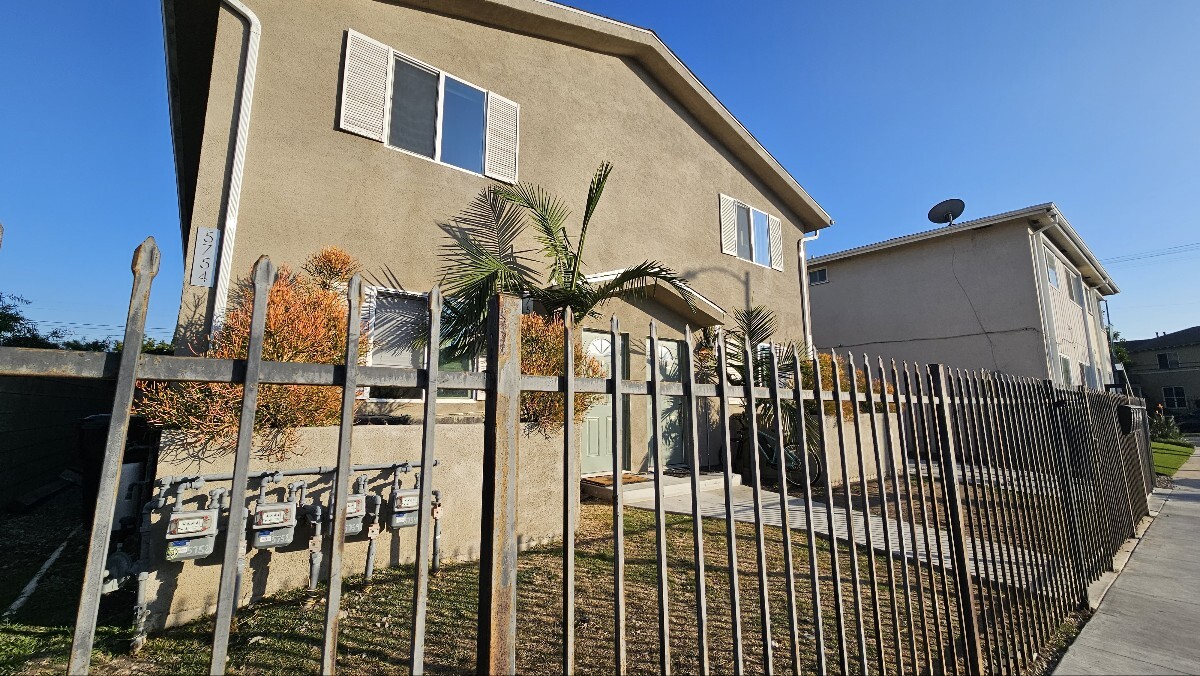 Primary Photo - 5754 10th Ave
