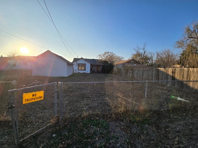 Building Photo - 1210 N Crain St