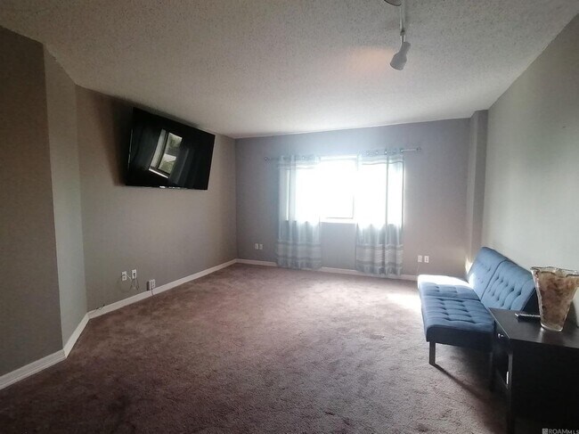 Building Photo - 11550 Southfork Ave