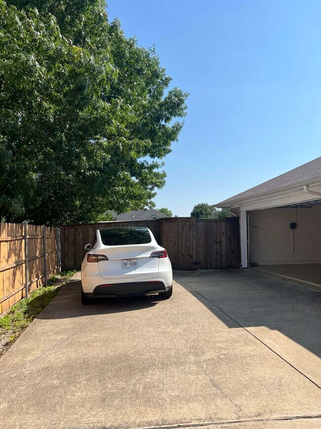 Building Photo - 410 Lakedale Dr