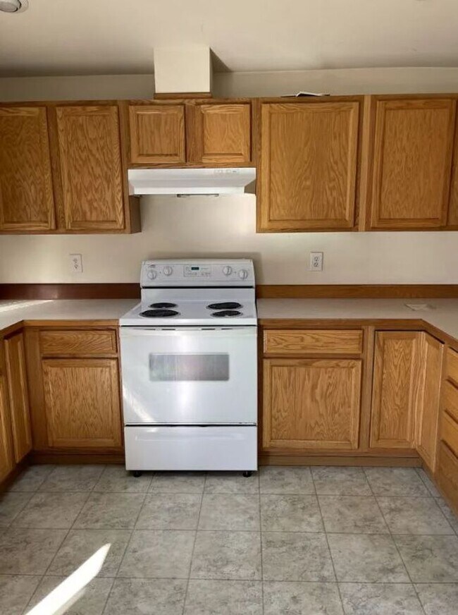 Building Photo - 3-bedroom 2-bathroom Home Available June!