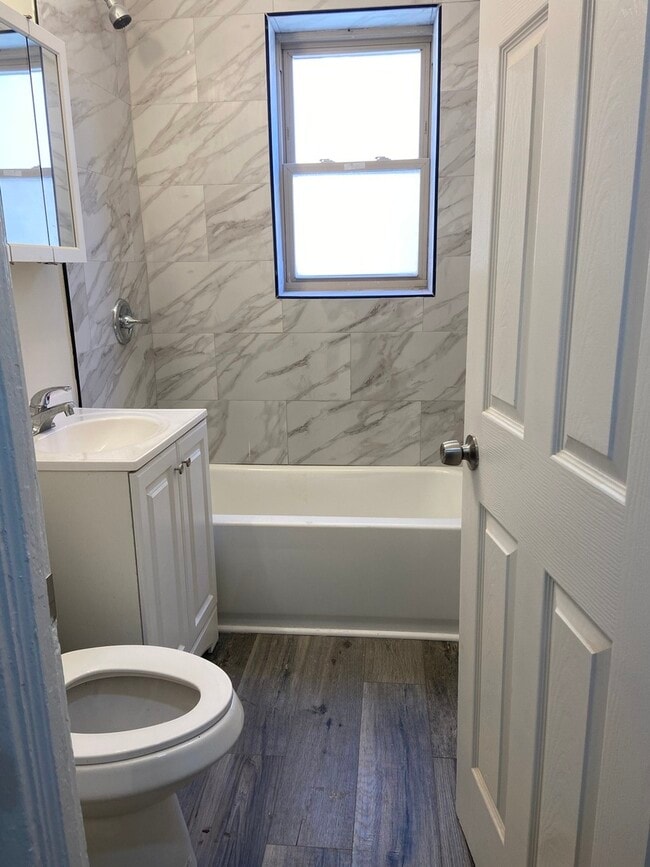 Foto del edificio - 2210 E 70th St