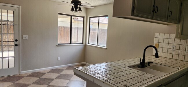 Foto del edificio - 4305 Mattnick Dr