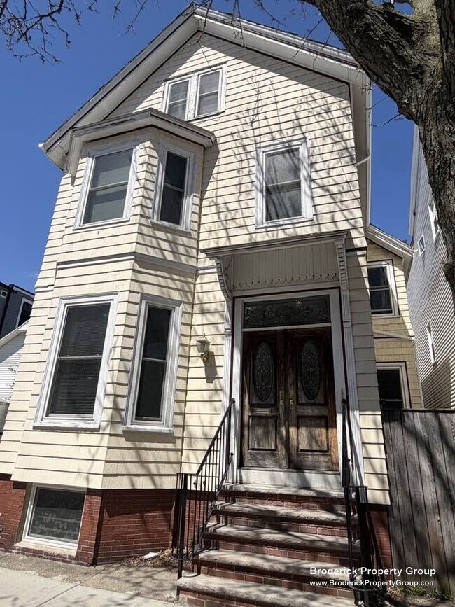 Building Photo - 562 E 7th St
