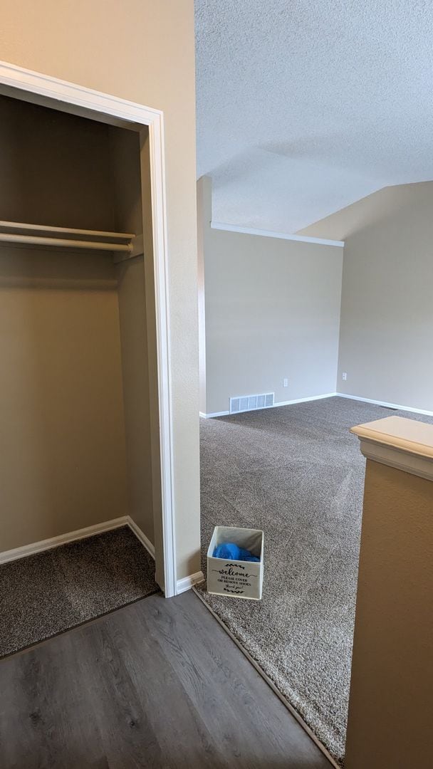 Building Photo - COZY TRI-LEVEL 3 BED/1.5 BATH WITH WOODBURNING FIREPLACE NEAR CIMMARON HILLS!