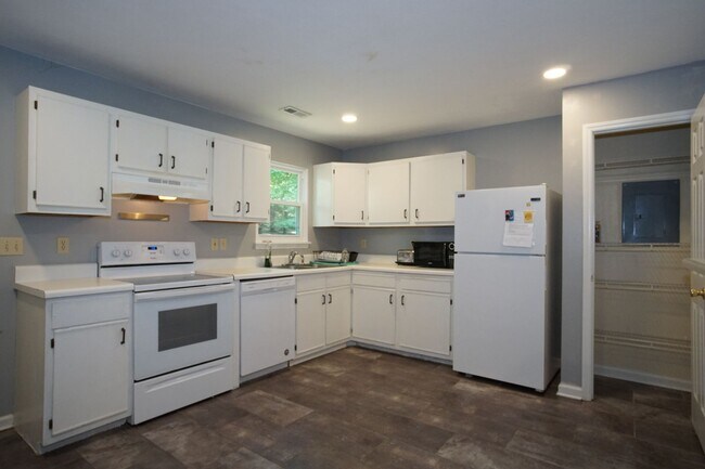 Building Photo - 4 bed/2 1/2 Bath. Undergrad. Pet Friendly