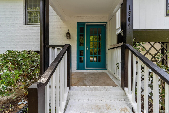 Foto del edificio - Room in House on Buckingham Rd