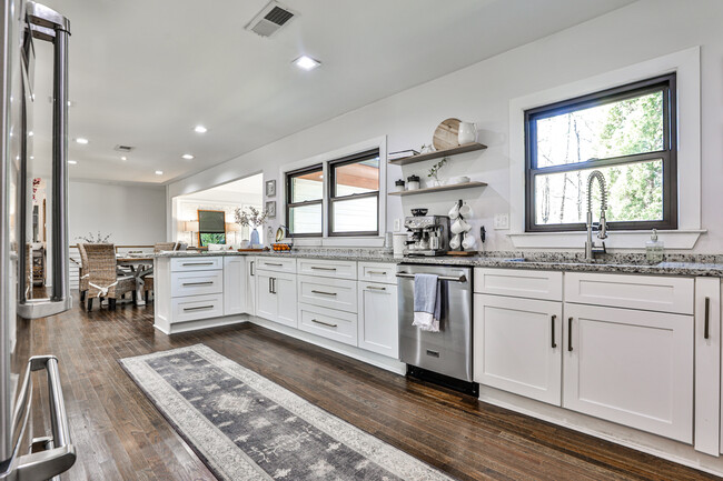 Foto del edificio - 865 Moores Mill Rd NW