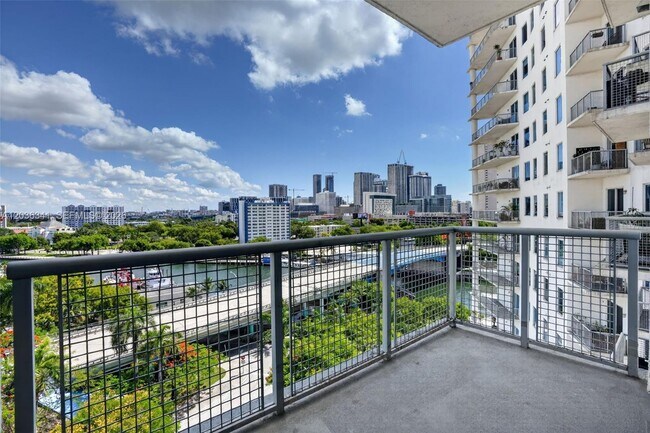 Foto del edificio - 10 SW South River Dr