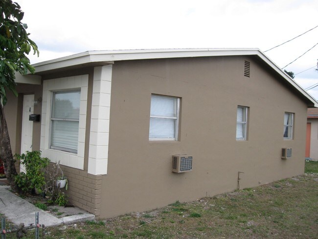 Building Photo - 2701 NW 1st Ct