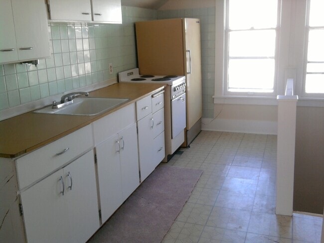 Foto del edificio - Bungalow on Corner Lot in University District!