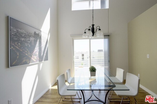 Foto del edificio - 546 N Oxford Ave