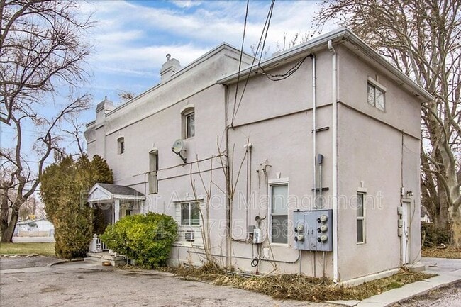Building Photo - 715 E Parker Ln