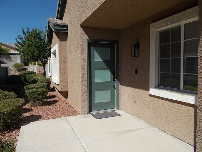 Foto del edificio - Move-in ready and designed for easy living, this gated community gem has it all!