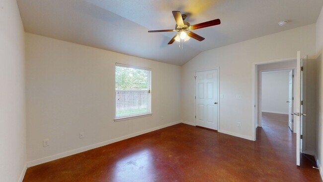 Foto del edificio - ALL STAINED CONCRETE FLOORING DUPLEX IN HA...