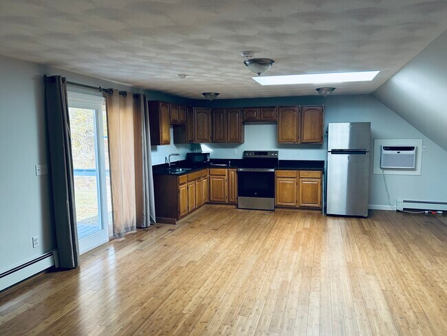 Foto del edificio - 4 Levesque Dr