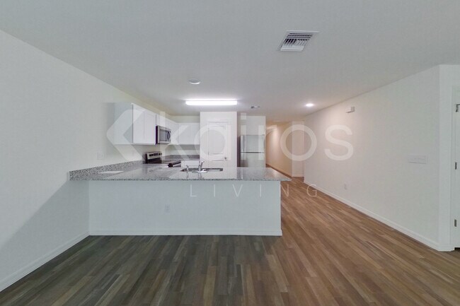 Building Photo - 1128 Hayes Ave S