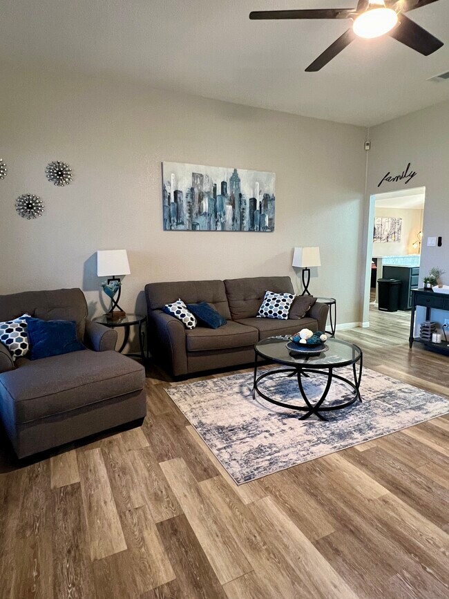 Foto del edificio - 5104 Leaning Oak Dr