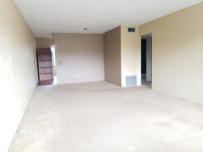 living room/dining room - 2454 Australia Way E
