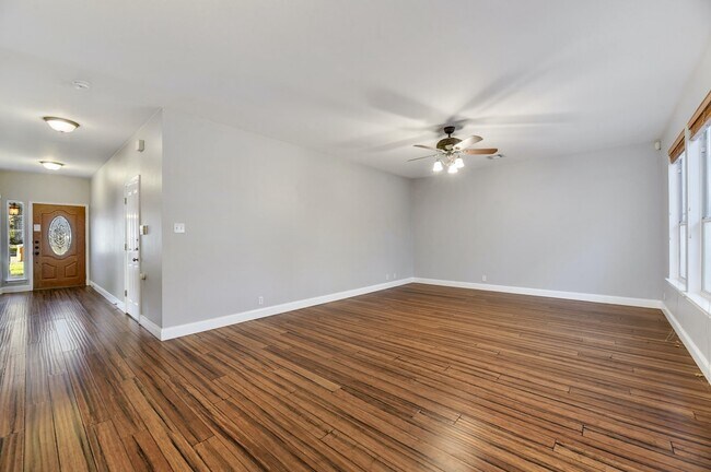 Foto del edificio - 6002 Taylorcrest Dr