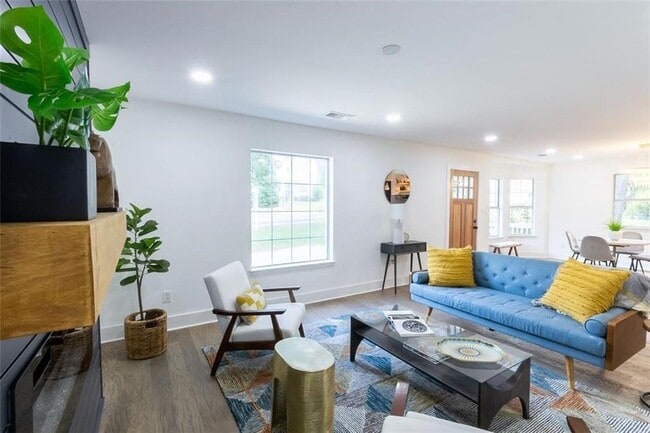 Building Photo - 2749 Memorial Dr SE