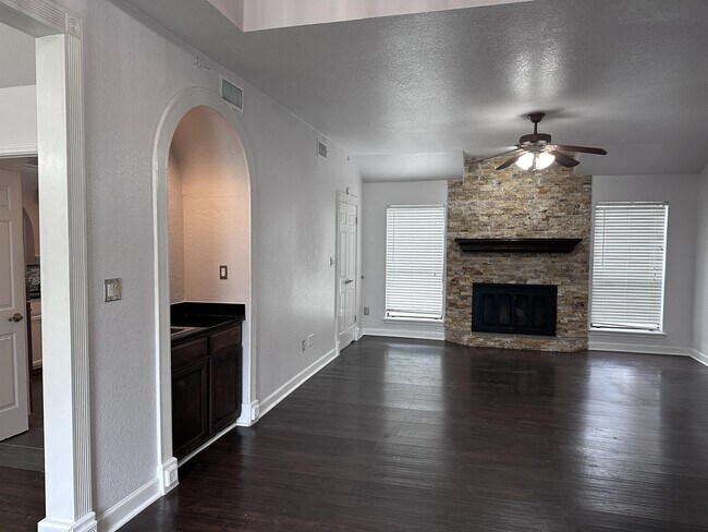 Building Photo - 5529 Fox Run Cir