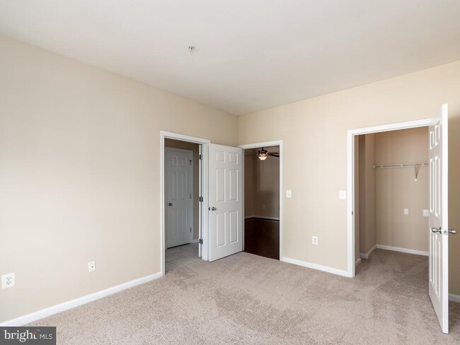 Foto del edificio - 4862 Eisenhower Ave