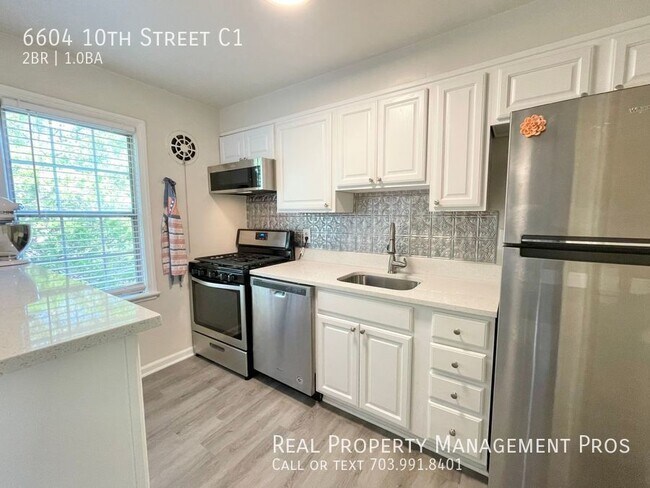 Building Photo - 2 BEDROOM TOP FLOOR SUNNY CONDO RIGHT OFF ...