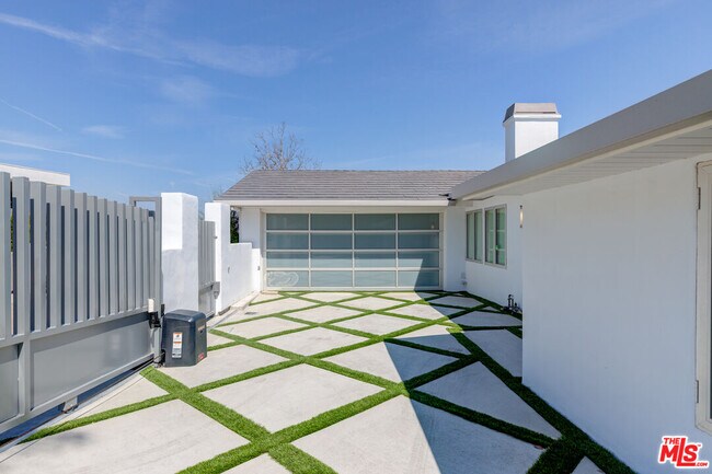 Building Photo - 7120 Macapa Dr