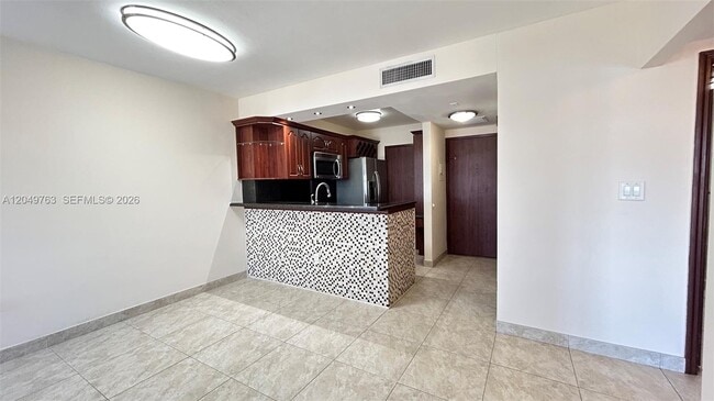 Building Photo - 2899 Collins Ave
