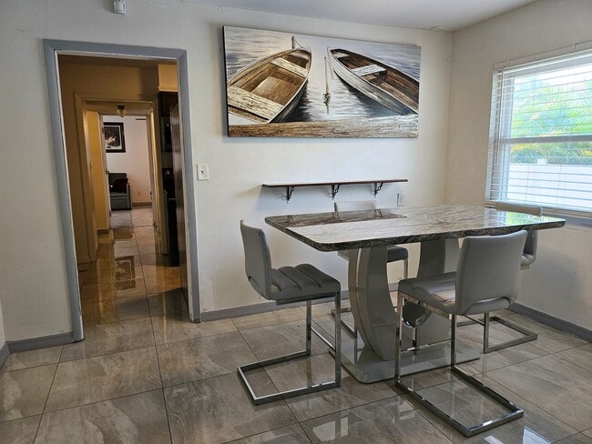 Building Photo - 1006 14th Ave NW