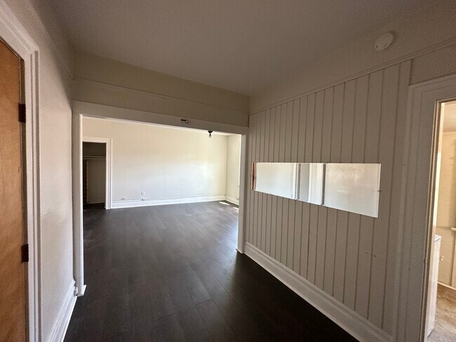 Building Photo - 102 Parkwood Drive, Unit 405-Unit 2
