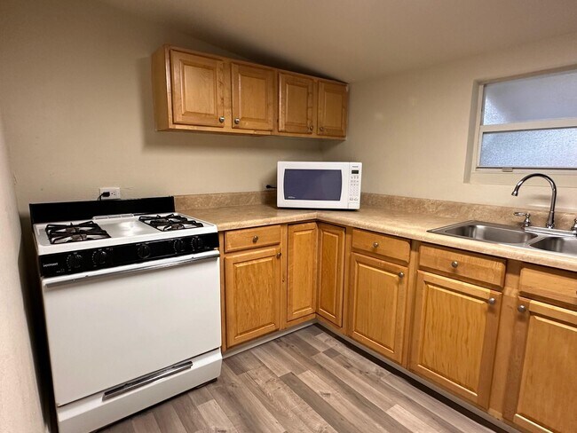 Building Photo - 808 N Palmway