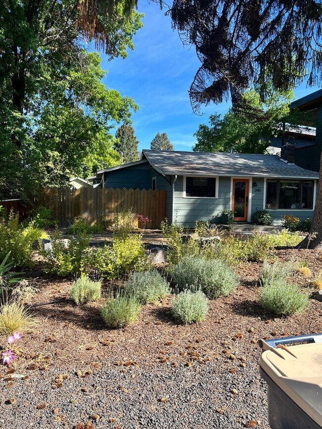 Building Photo - *Unfurnished* Charming, updated and walkable west side 3 BR + den/office