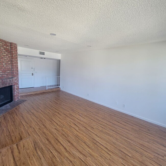Foto del edificio - 2 BEDROOM CONDO UNIT IN THE WEST LA AREA 646 481 4404