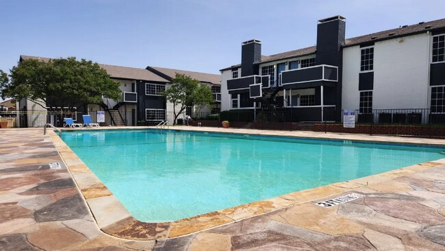 Foto del edificio - 13740 Montfort Dr