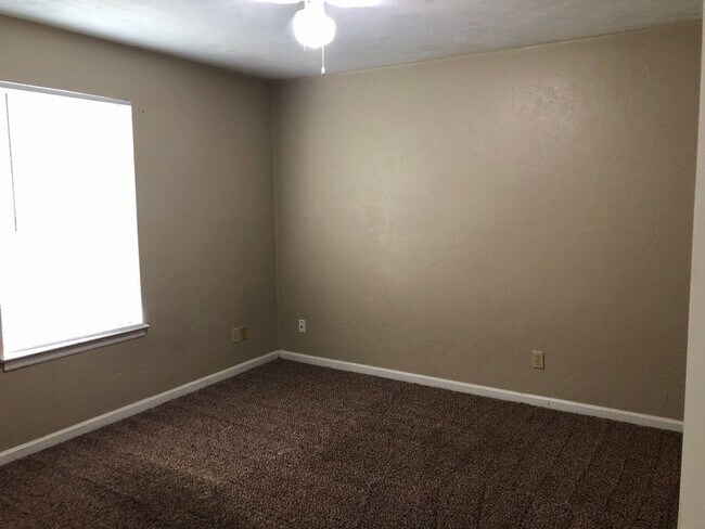 Foto del edificio - Downstairs unit off Mahan avail NOW!
