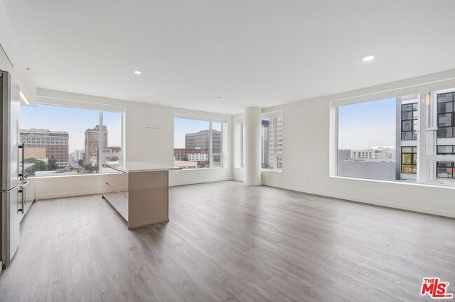 Foto del edificio - 1050 S Grand Ave