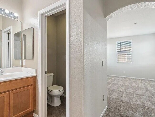 Building Photo - Don't miss out!  This beautiful spacious condo offers open floor plan, lot's of natural light, pr...