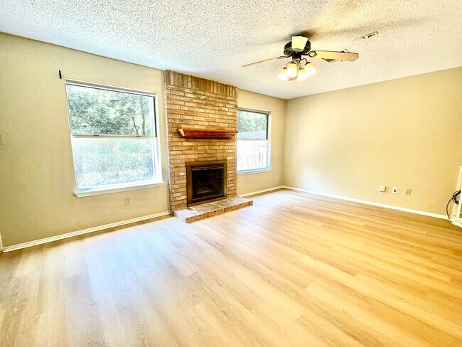 Foto del edificio - House For Lease in Milwood