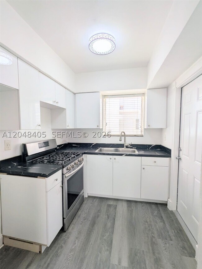 Foto del edificio - 7815 Crespi Blvd