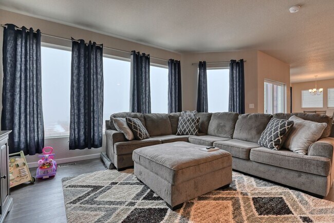 Building Photo - Welcome to this spacious 5-bedroom, 3.5-ba...