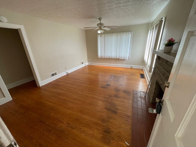 Building Photo - Great Brick Home or Office Space near down...