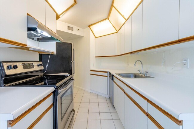 Foto del edificio - 3610 Yacht Club Dr
