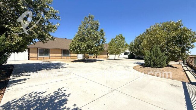 Foto del edificio - 7652 Sherborn Ave