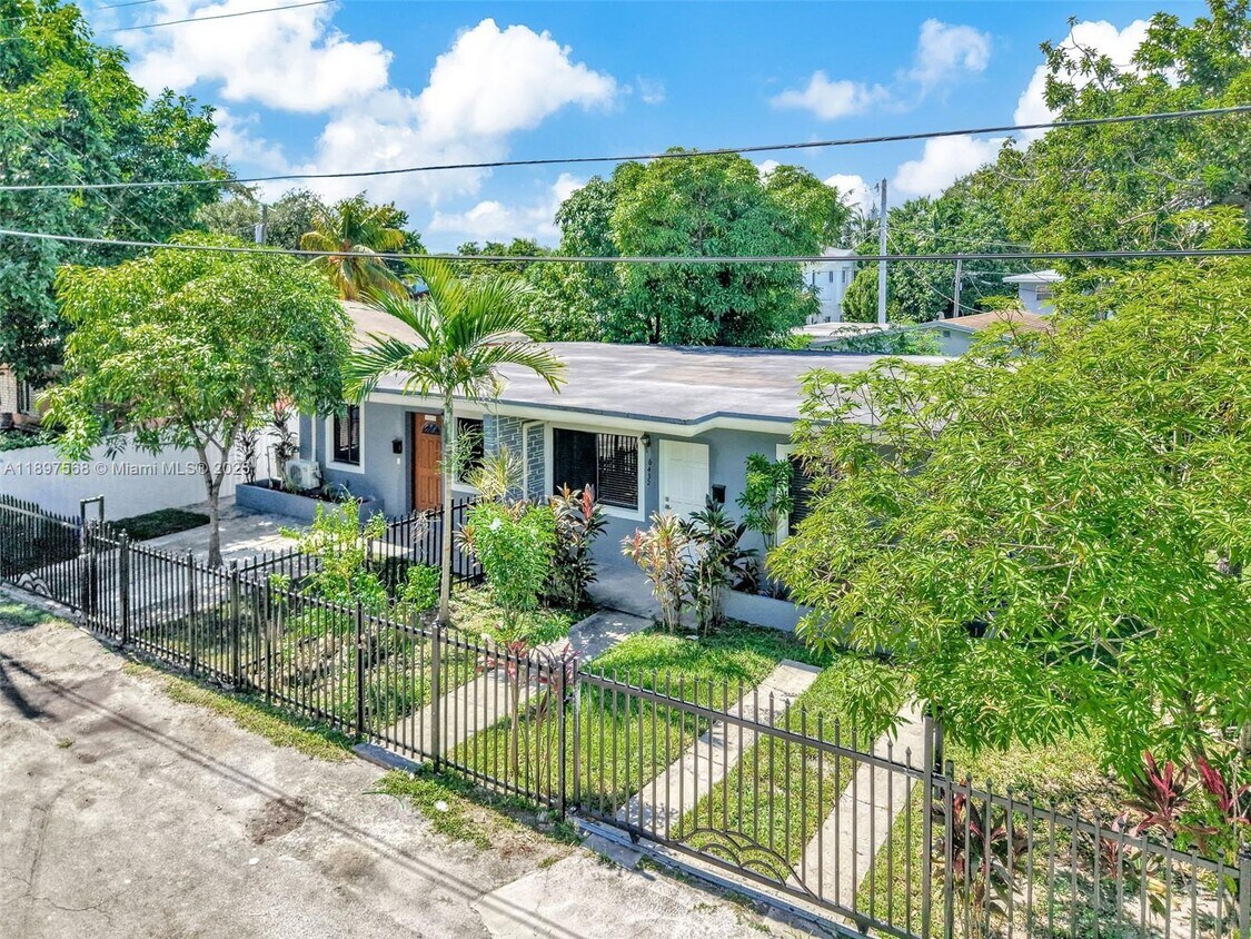 Foto principal - 6432 NE 1st Ct